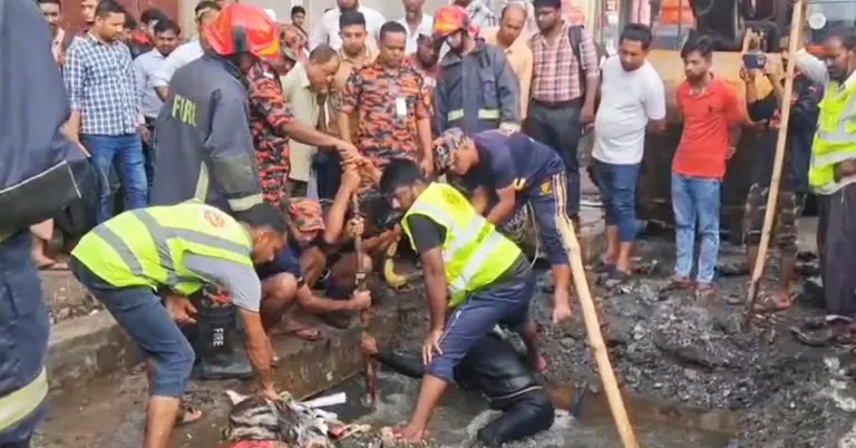 ম্যানহোলে পড়ে নিখোঁজ হওয়ার নারীর সন্ধানে উদ্ধার অভিযান